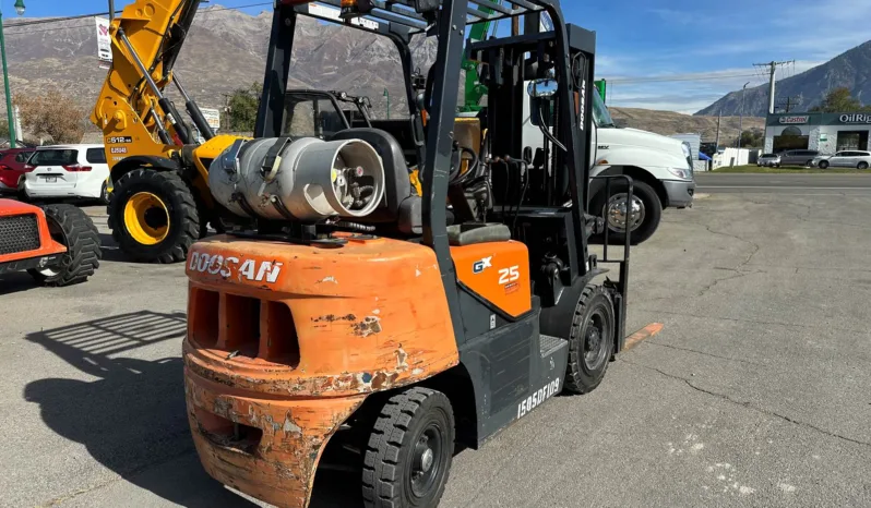 
								2015 Doosan 15′ Forklift full									