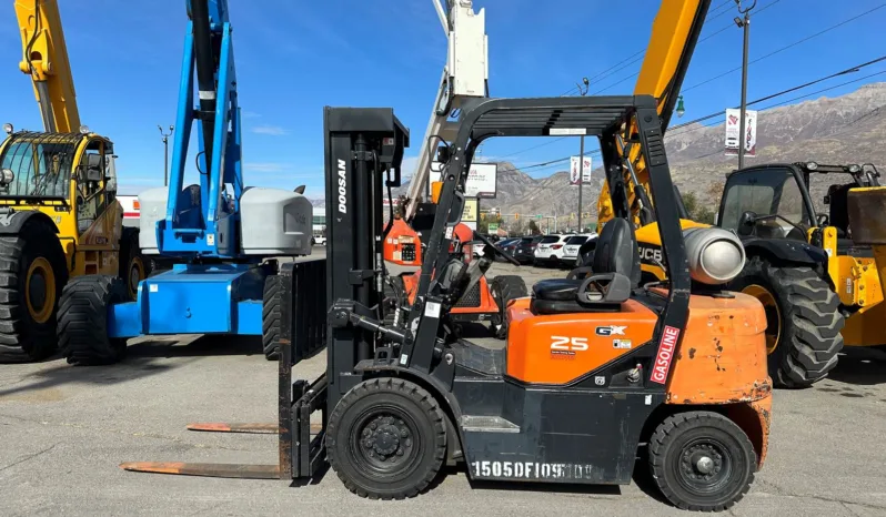 
								2015 Doosan 15′ Forklift full									