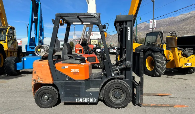
								2015 Doosan 15′ Forklift full									