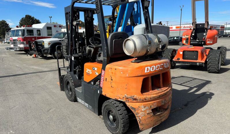 
								2015 Doosan 15′ Forklift full									