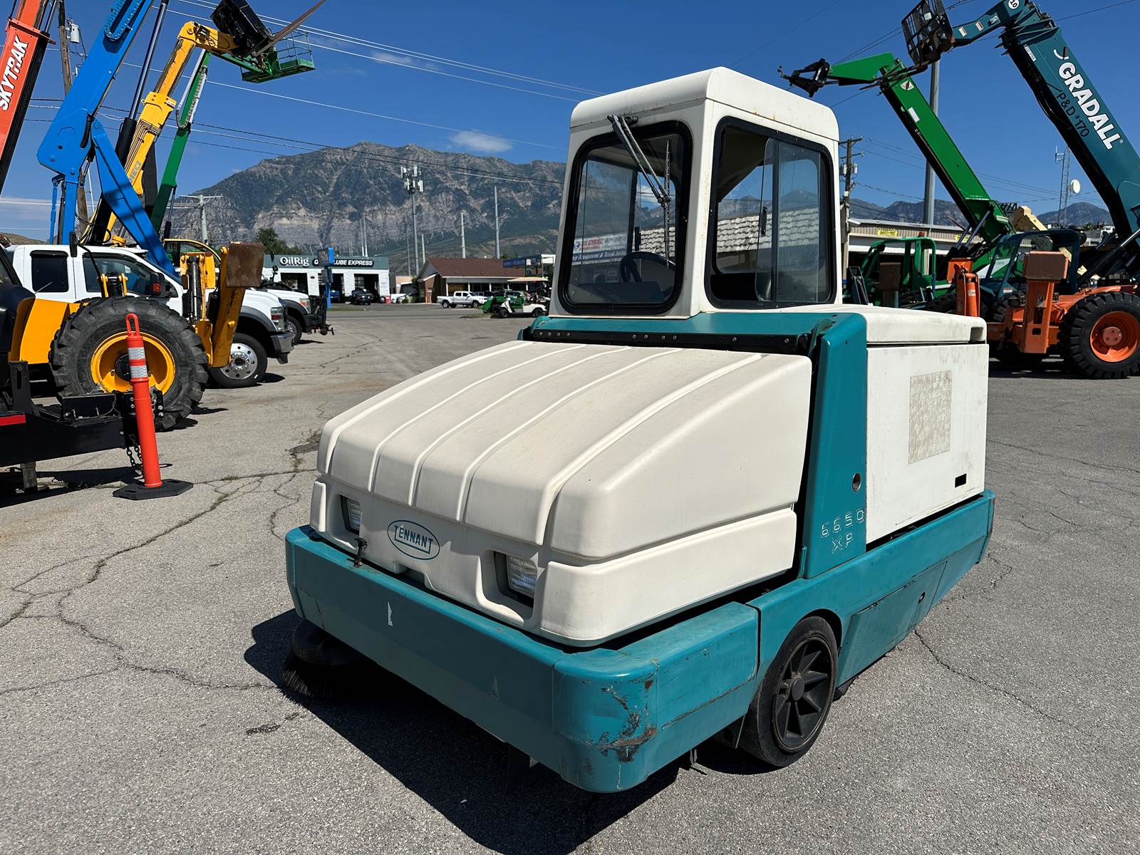 2001 Tennant 6650XP Lot Sweeper