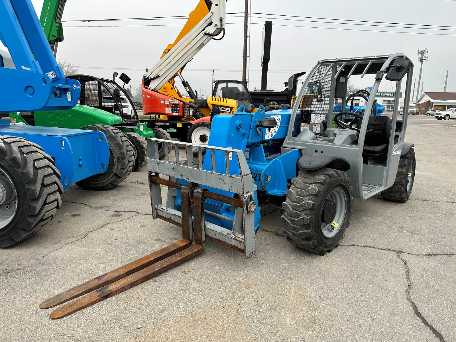 2012 Genie GTH-5519 5500 lb. 19′ Telehandler Forklift