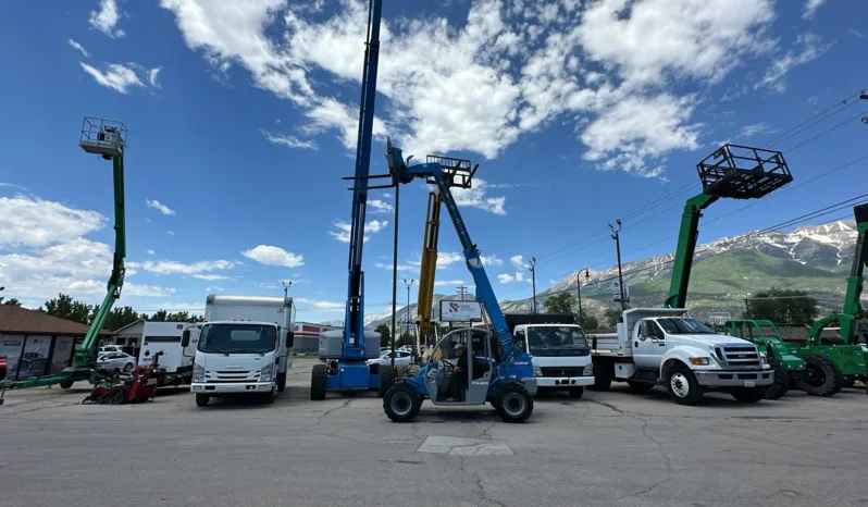 
								2012 Genie GTH-5519 5500 lb. 19′ Telehandler Forklift full									