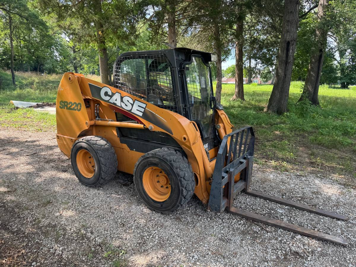 2011 CASE SR 220 Skidsteer