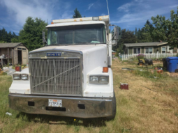 
										1986 Volvo White Dump Truck full									