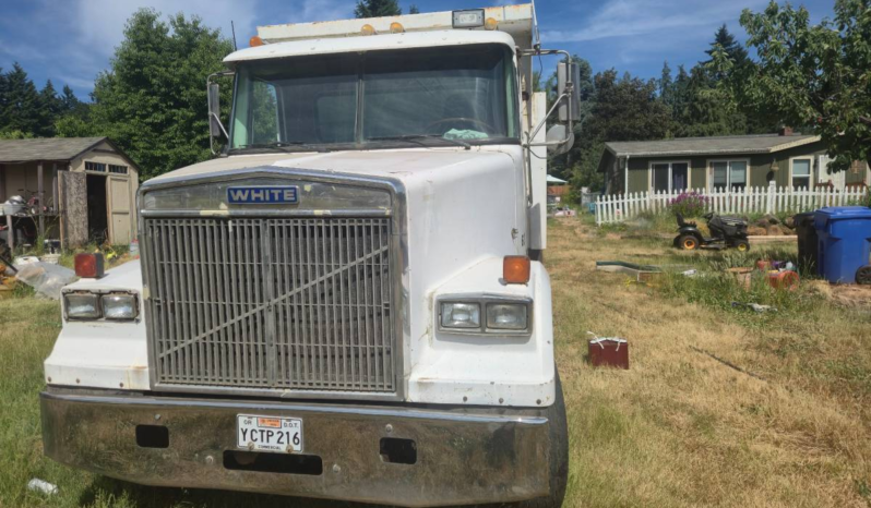 
								1986 Volvo White Dump Truck full									