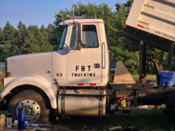 
										1986 Volvo White Dump Truck full									