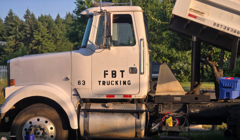 
								1986 Volvo White Dump Truck full									