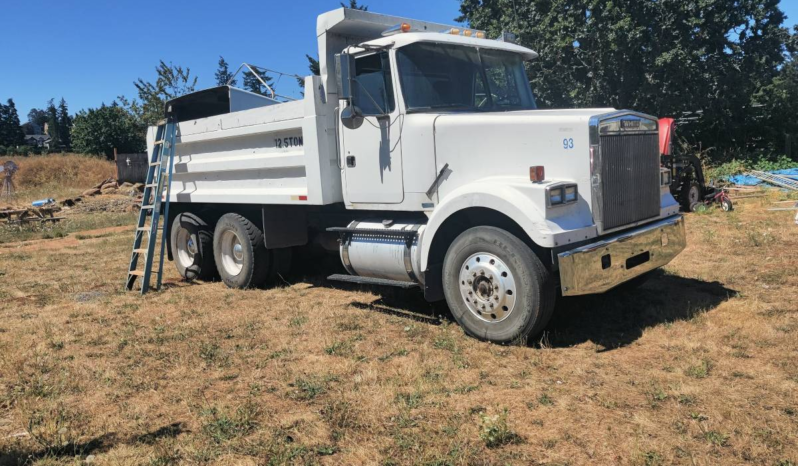 
								1986 Volvo White Dump Truck full									