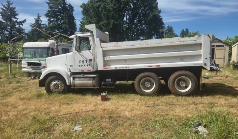 
								1986 Volvo White Dump Truck full									