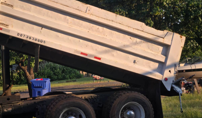 
								1986 Volvo White Dump Truck full									