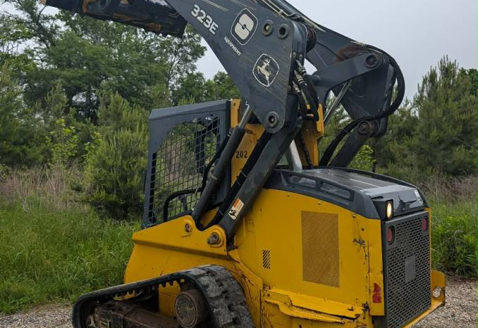 
								2018 John Deere 323E Skid Steer full									