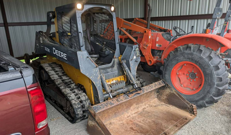 
								2018 John Deere 323E Skid Steer full									
