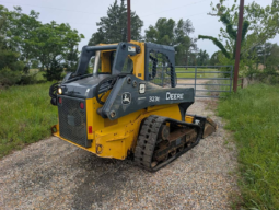 
										2018 John Deere 323E Skid Steer full									