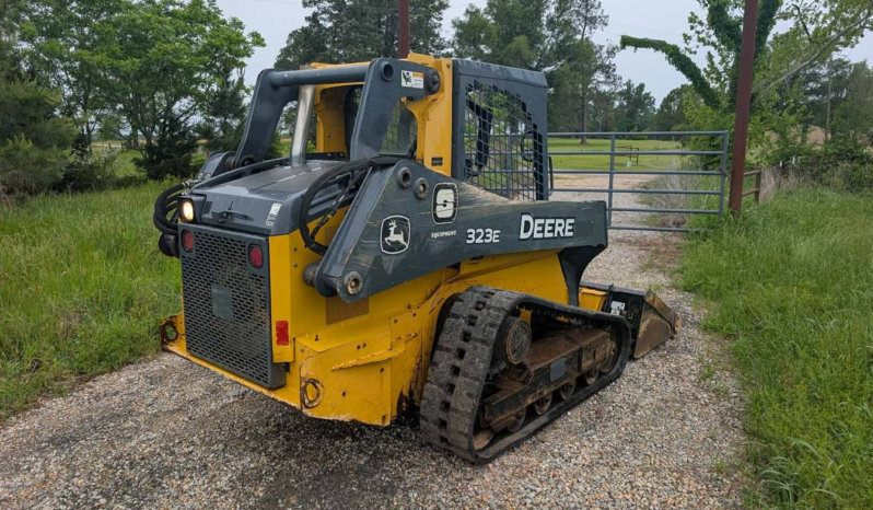 
								2018 John Deere 323E Skid Steer full									