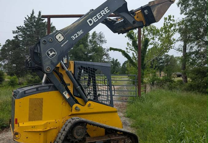 
								2018 John Deere 323E Skid Steer full									
