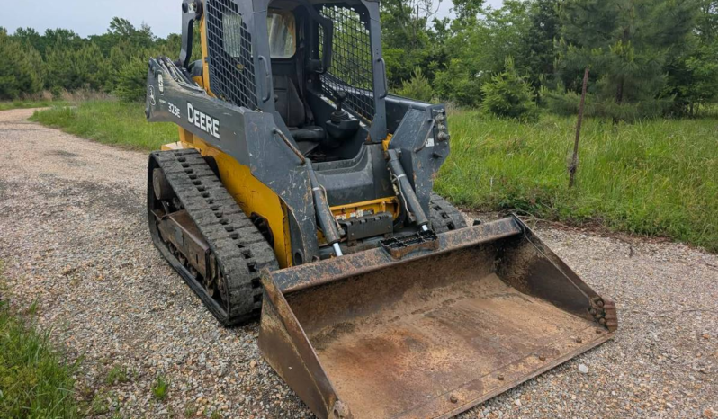 
								2018 John Deere 323E Skid Steer full									