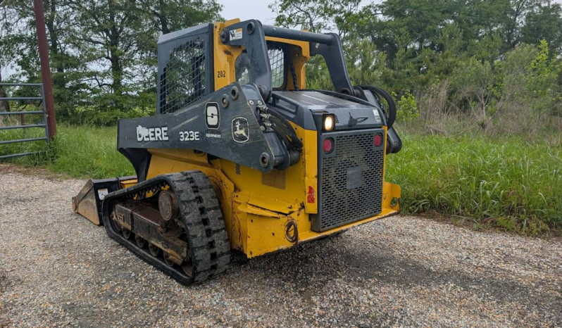 
								2018 John Deere 323E Skid Steer full									
