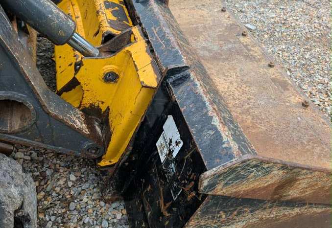 
								2018 John Deere 323E Skid Steer full									